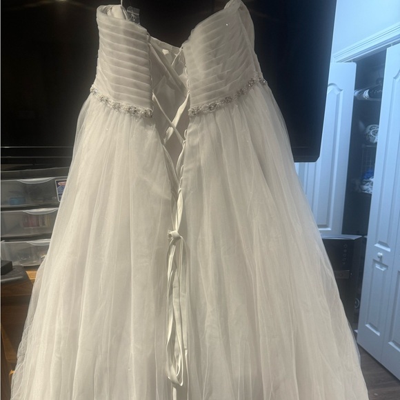Size 22 wedding ball gown. Perfect condition comes with matching veil and tiara - Picture 4 of 8